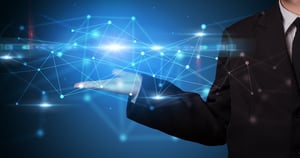 最新のクラウドベースのウェブシステム技術を表示するホログラム・スクリーンを持つハンサムな人物