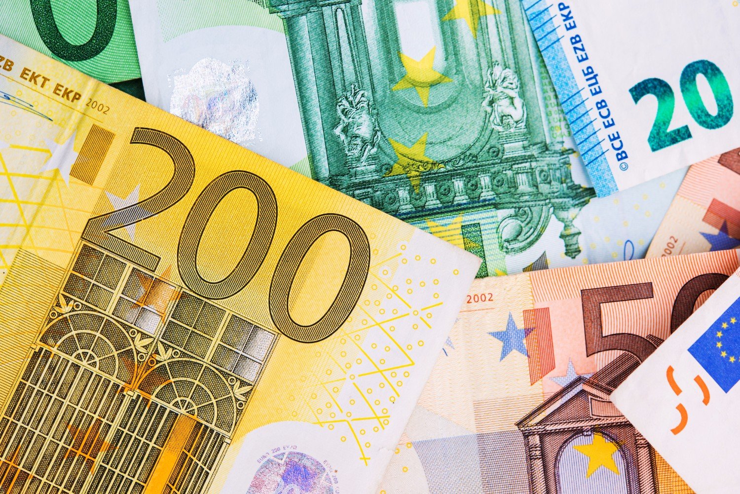 euro-money-banknotes-PV4GD7E